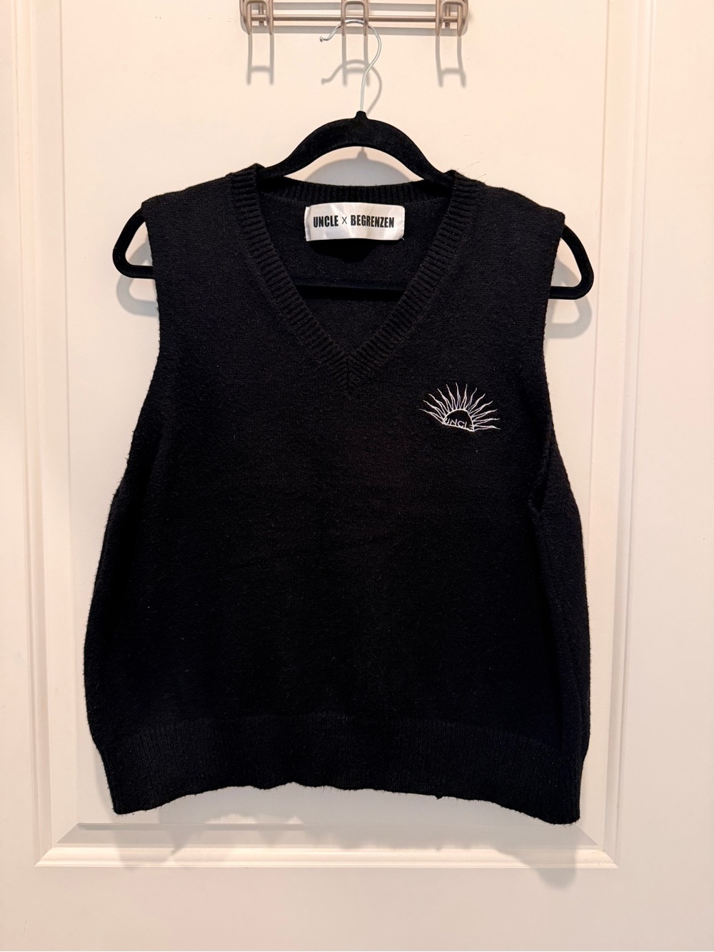 Uncle X Begrenzen V-Neck
Sweater Vest Black Sun
Embroidery Size L